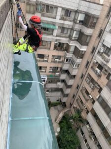 新北市採光罩耐力板舊換新｜鼎豐外牆修繕工程-10